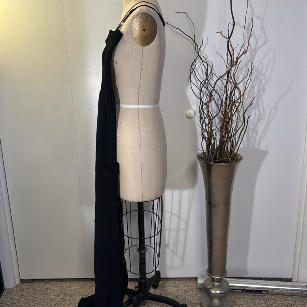 Black sleeveless pants jumpsuit with pockets and adjustable straps - Picture 3 of 5